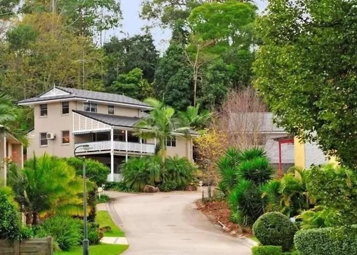 Villa: 4Br Exec Large House Close To Shops,Train & Buses