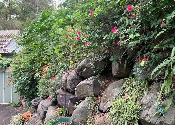 Villa: 4Br Exec Large House Close To Shops,Train & Buses