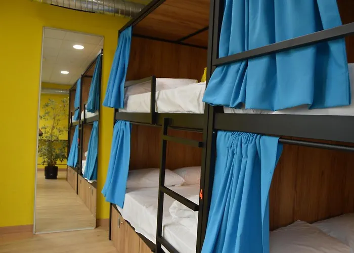 Hotel cerca del colegio: Debod Hostel