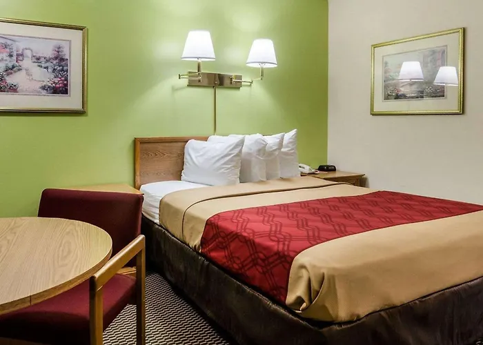 Econo Lodge Lawrence Near University