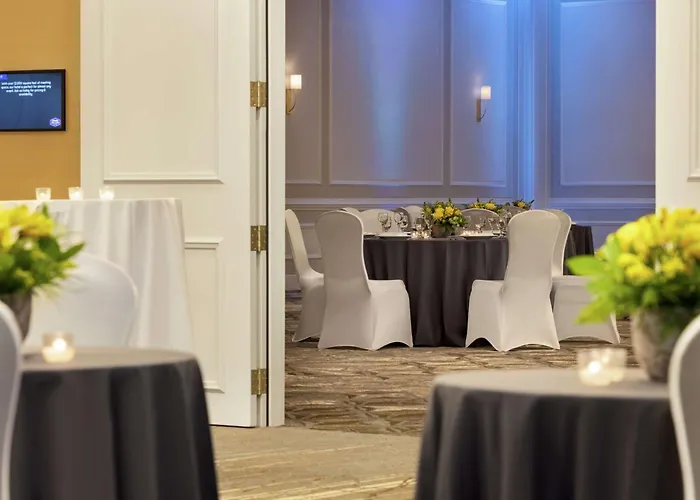 Hotel with pool: Hampton Inn And Suites New Orleans Convention Center