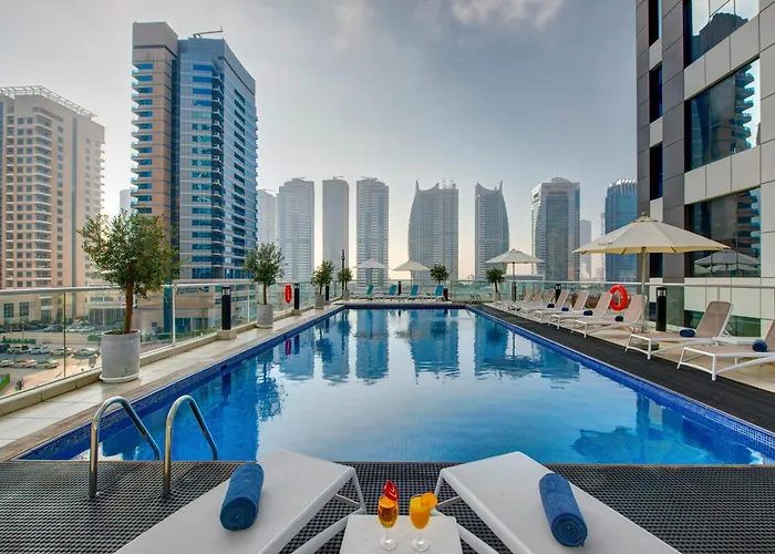 Hotel with pool: Regency Luxury Suites