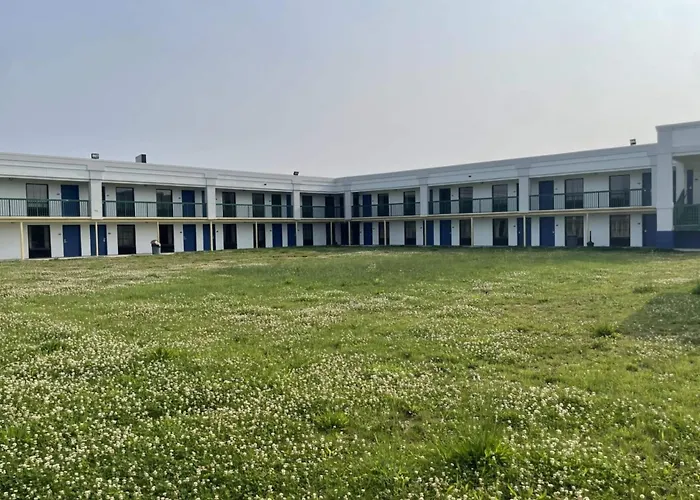 Golf hotel: Days Inn & Suites By Wyndham York