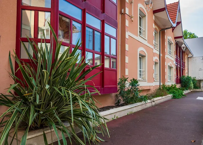 Hôtel accueillant les animaux: Lagrange Vacances Estivel - Résidence Jardin Mauresque