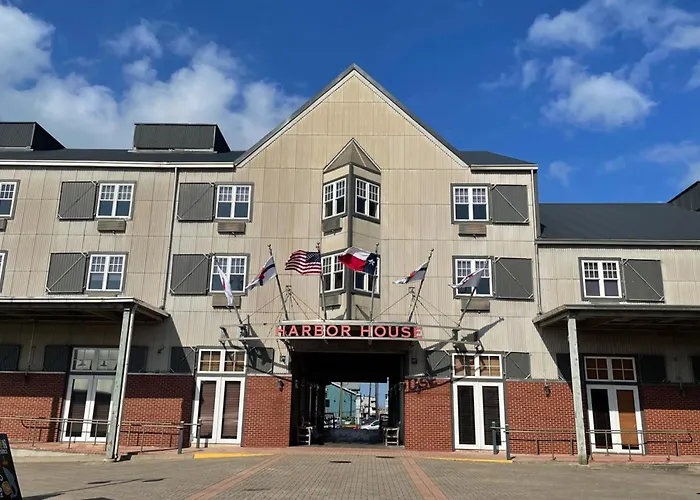 Harbor House Hotel And Marina At Pier 21
