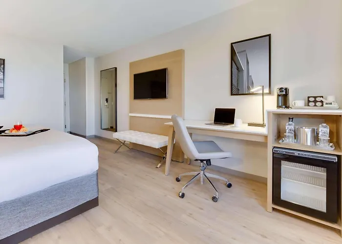 3 star hotel: Radisson Hotel Phoenix Airport