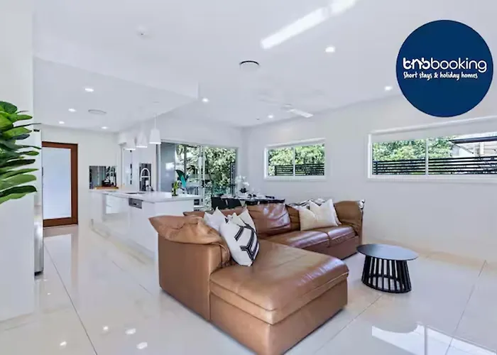 Villa: Park Avenue Luxe Chic Townhouse Sleeps 9, Carpark