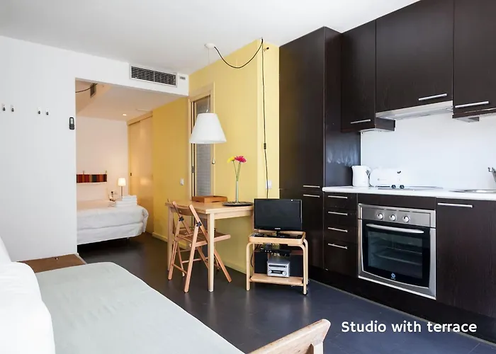 Beach hotel: Inside Barcelona Apartments Esparteria