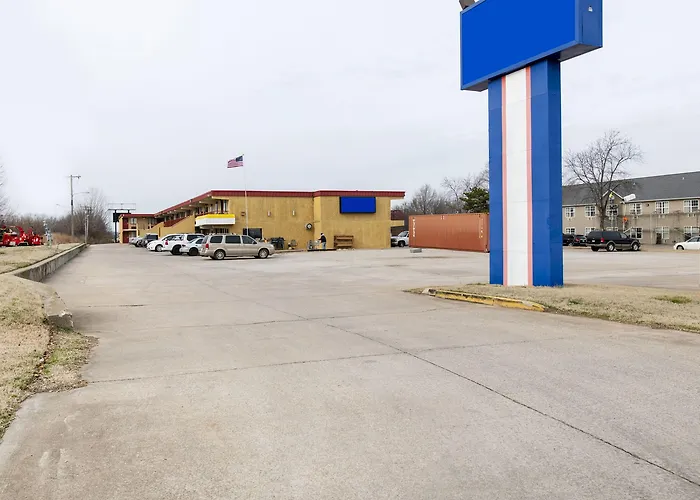 Hotel near College: Oyo Hotel Tulsa International Airport