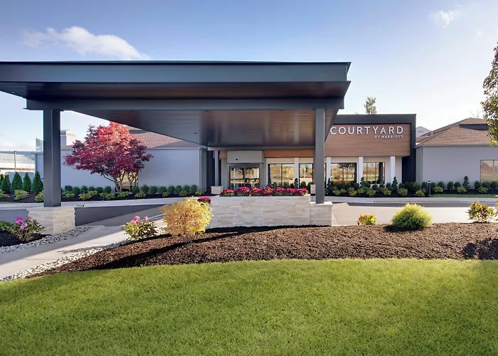 Cheap hotel: Courtyard Detroit Southfield
