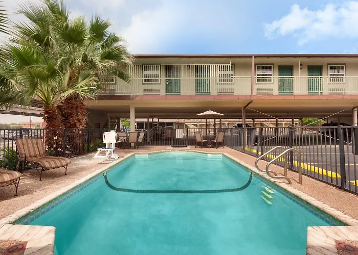 Central hotel: Days Inn By Wyndham Austin/University/Downtown