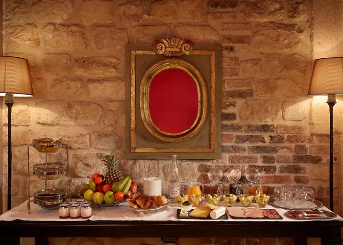 Luxury hotel only: Hotel Relais Saint Jacques Paris