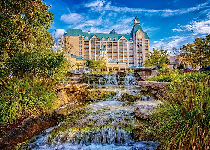 Hotels with tennis Chateau On The Lake Spa And Convention Center
