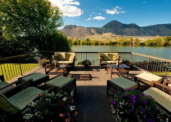 Riverland Inn & Suites