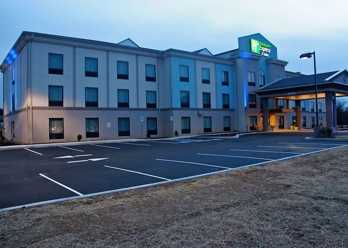 Hotel with pool: Holiday Inn Express & Suites Northeast By Ihg