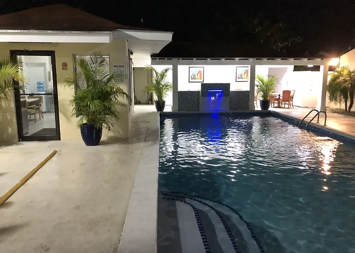 Colony Club Inn & Suites