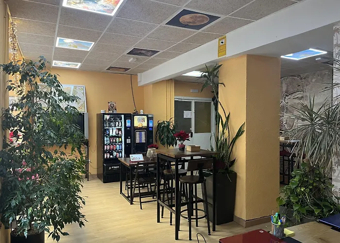 Hotel cerca del colegio: Debod Hostel