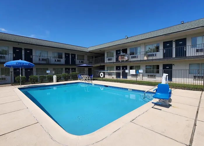 Hotel with pool: Motel 6-Conroe, Tx