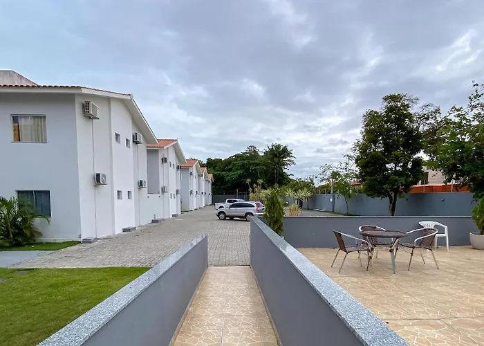 Hotel que aceita animais de estimação: Apartamento 2Q no condomínio Vila Tropical, a uma quadra da Barraca do Gaúcho, cond. com piscina, área gourmet e parquinho infantil
