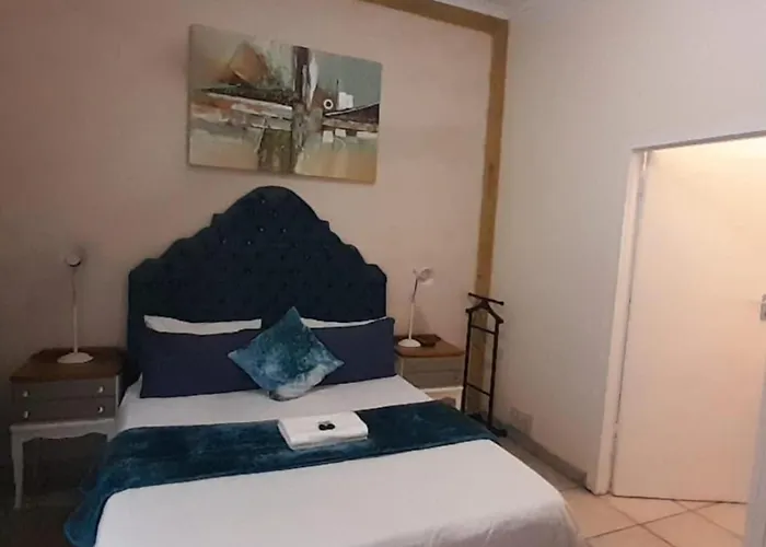 Hostel: The Russel Guest House