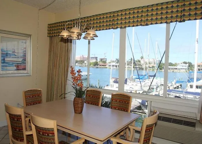 Central hotel: Chart House Suites And Marina