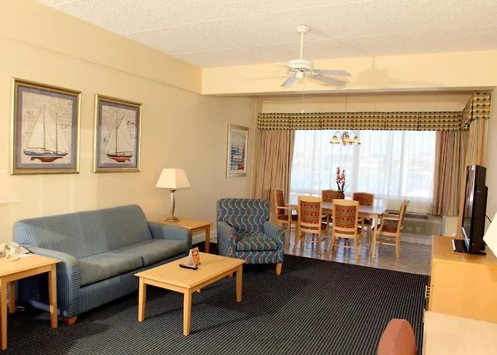 Central hotel: Chart House Suites And Marina