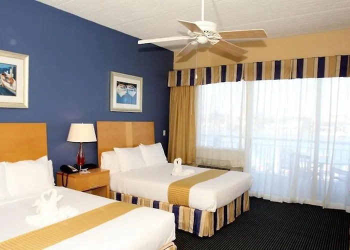 Central hotel: Chart House Suites And Marina