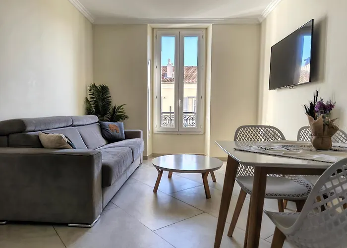 Pet Friendly hotel: Meyerbeer Beach