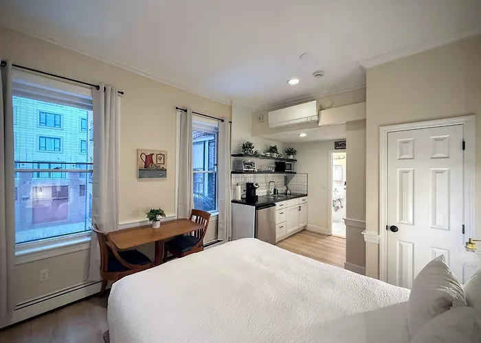 Hotels Close to Airport Copley House