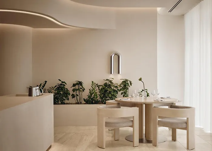 Vogue Hotel Montreal Downtown, Curio Collection By Hilton