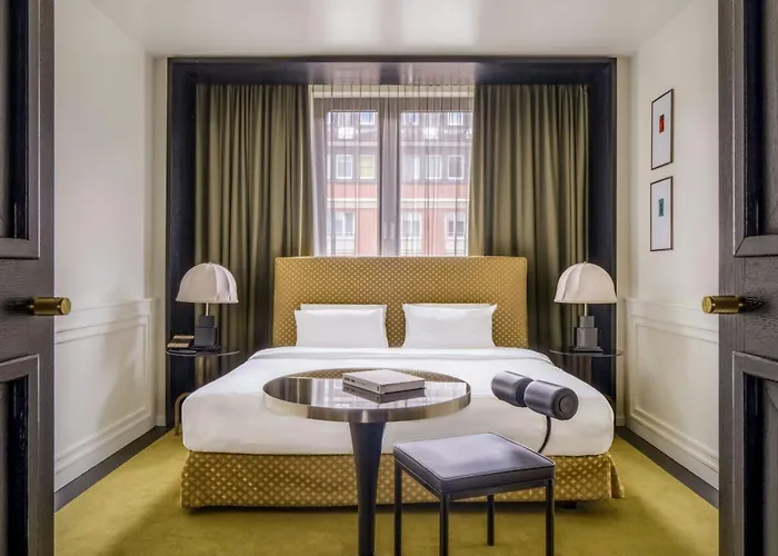 Luxury hotel only: Roomers Munich, Autograph Collection