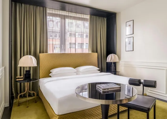 Luxury hotel only: Roomers Munich, Autograph Collection