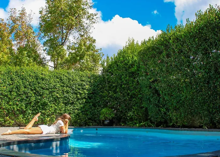 Pet Friendly hotel: Oak Manor Boutique Guest House