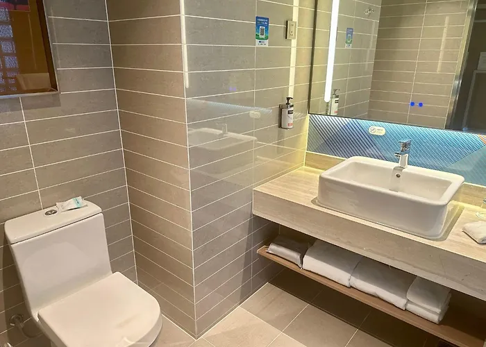 Holiday Inn Express Airport Zone By Ihg