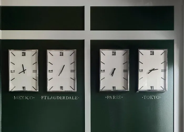 Airport Hotel: Perroquet Hotel