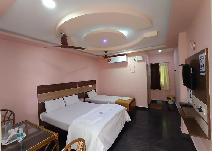 Сity center hotels Sri Murugan Beach Paradise