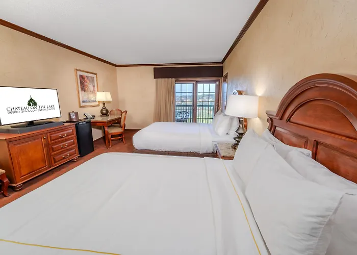 Hotels with tennis Chateau On The Lake Spa And Convention Center