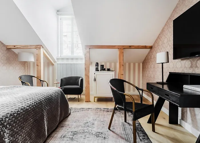 Hotel 5 Estrellas Unicus Palace Old Town - Destigo s