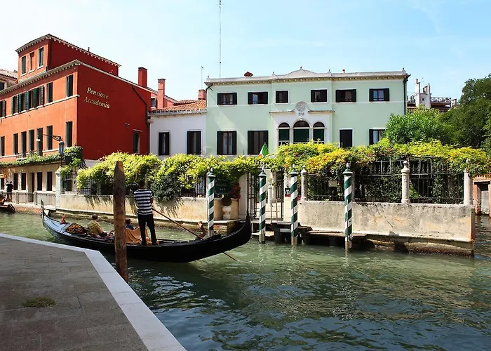 Сity center hotels Pensione Accademia - Villa Maravege