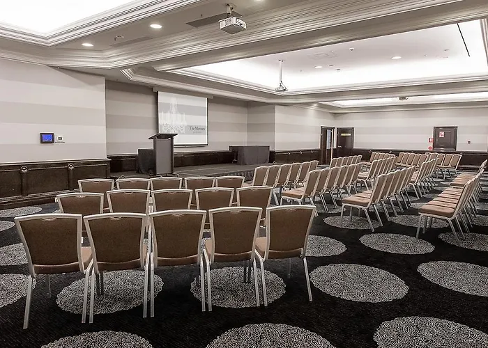 Hotel with pool: The Menzies Sydney