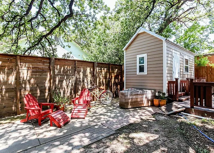 Guest house: Tiny House Downtown In Walkable Location