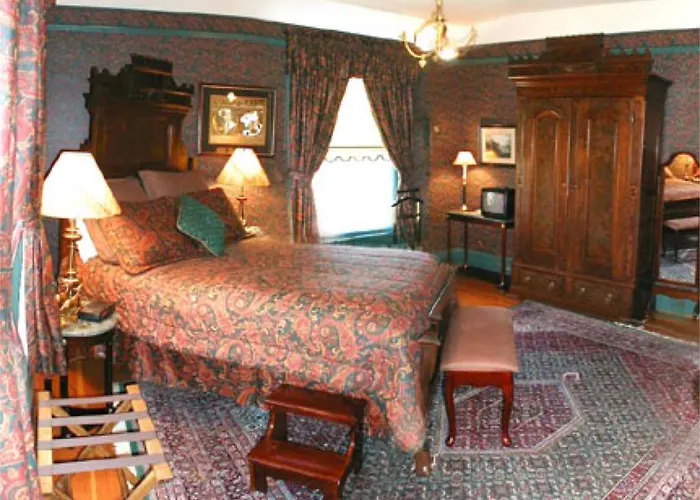Bed and Breakfast Lion And The Rose Victorian Guest House