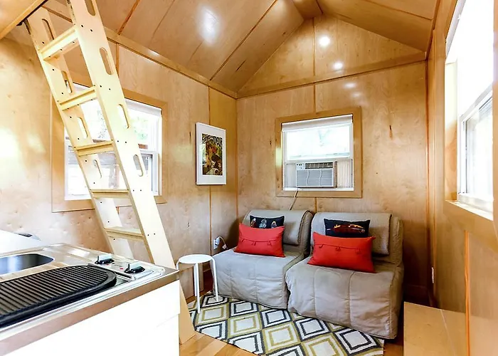 Guest house: Tiny House Downtown In Walkable Location