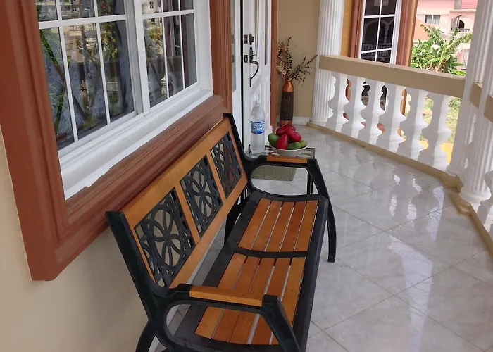 Guest house: Cazwin Villas